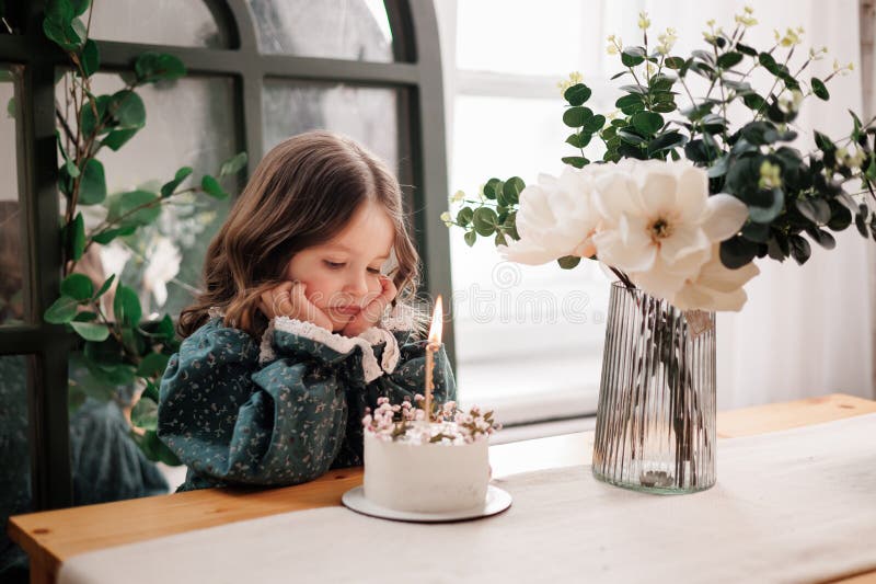 Feliz Cumpleaños 2 Años Niña En Vestido Rosa. Pastel Blanco Con Velas Y  Rosas. Decoraciones De Cumpleaños Con Blanco Y Rosa Foto de archivo -  Imagen de muchacha, torta: 213960650