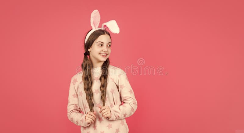 Fiesta de la Semana Santa. niño en orejas de conejo y pijamas. tiempo de diversión. adorable chico con aspecto divertido. imagen de archivo