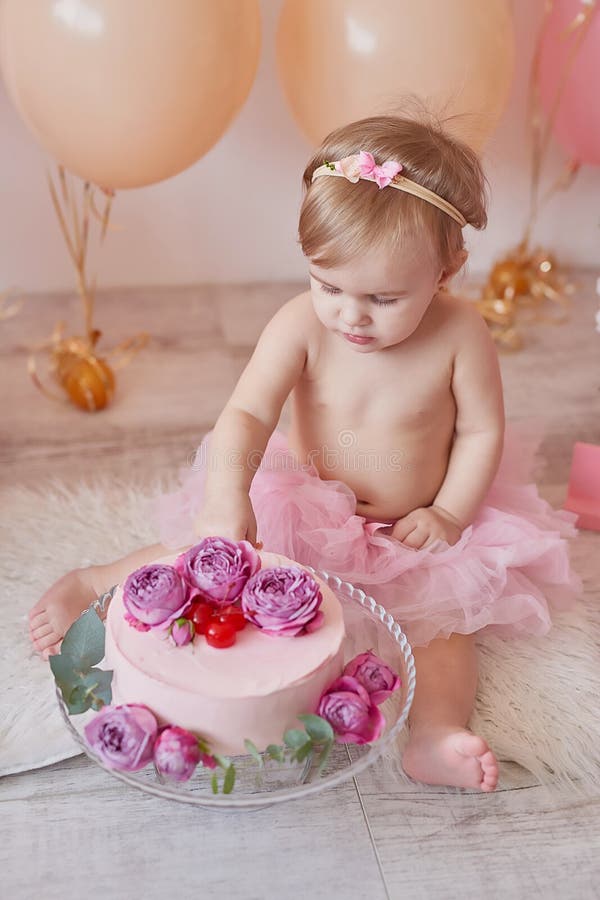 Fiesta De Pastelería. Niña De Cumpleaños Alegre Con Primera Torta