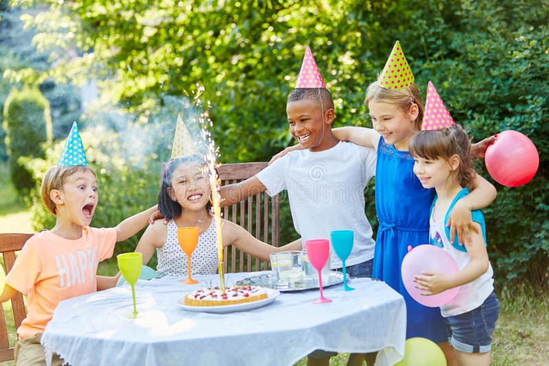 Fiesta del cumpleaños de los niños con los fuegos artificiales de la tabla