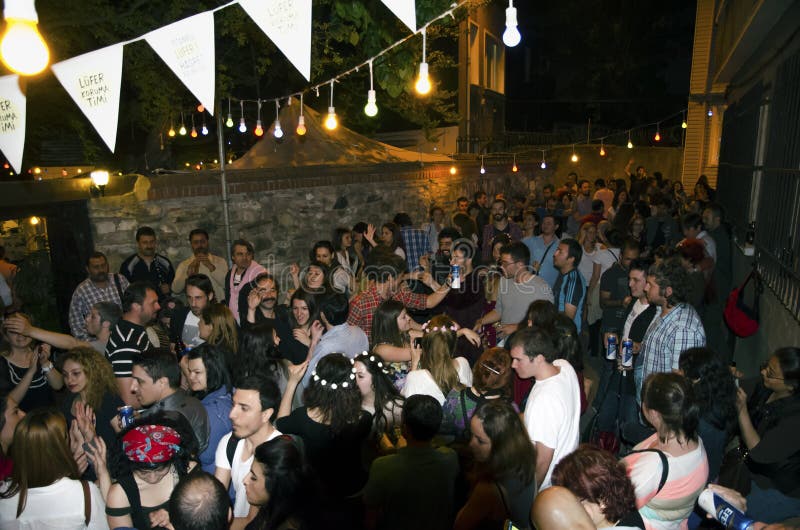 Fiesta en la calle de Hıdırellez un festival local imagenes de archivo Fiesta en la calle de Hıdırellez un festival local imagenes de archivo