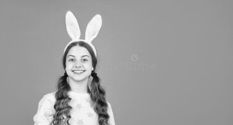 Fiesta. felicidad infantil. niño en orejas de conejo y pijamas. tiempo de diversión. fotos de archivo libres de regalías