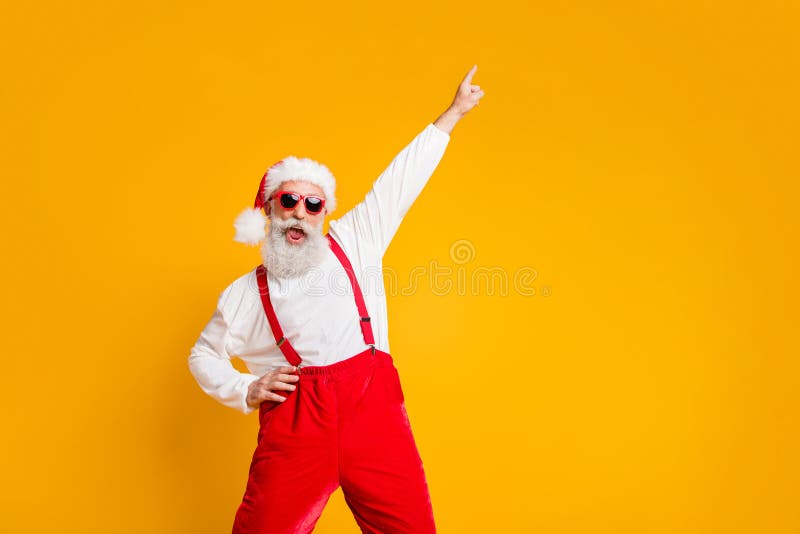 Fiesta navideña dura Retrato de loco gracioso santa claus hipster en rojo que disfruta de la celebración de x-mas noel aumento de fotografía de archivo libre de regalías Fiesta navideña dura Retrato de loco gracioso santa claus hipster en rojo que disfruta de la celebración de x-mas noel aumento de fotografía de archivo libre de regalías