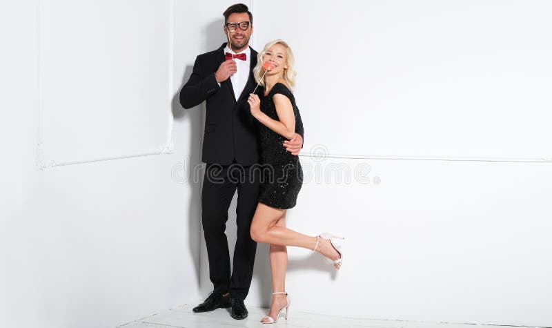 Hermosa Pareja Con Ropa Elegante EstÃ¡ Lista Para La Fiesta Foto de archivo  - Imagen de modelo, exterior: 157561330