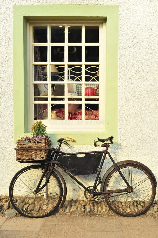 Fiets buiten een Ouderwetse Winkel royalty-vrije stock foto Fiets buiten een Ouderwetse Winkel royalty-vrije stock foto