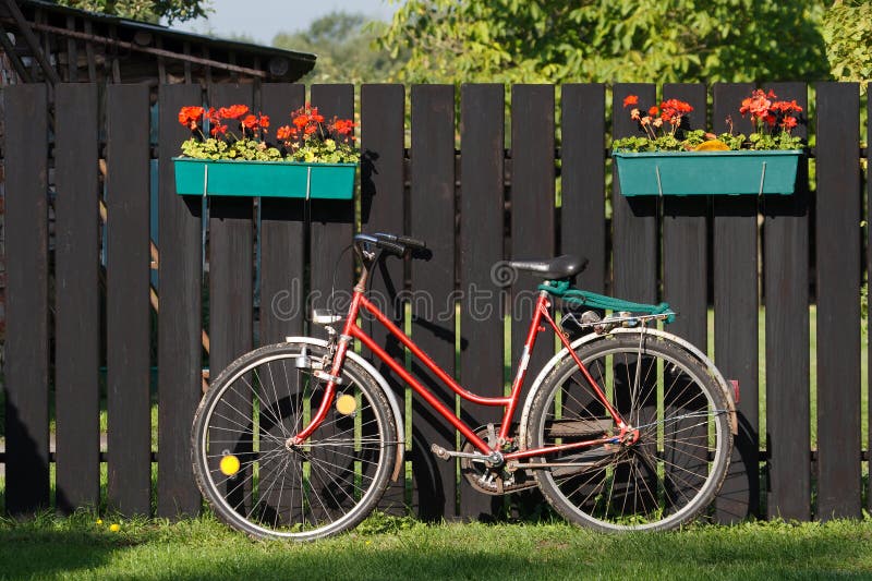 Fiets en omheining royalty-vrije stock afbeeldingen Fiets en omheining royalty-vrije stock afbeeldingen