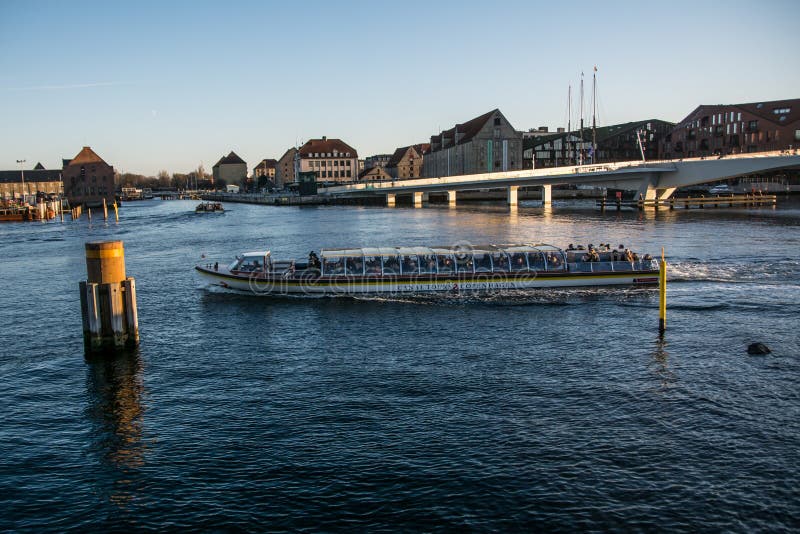 Fietsbrug Van Christianshavn aan Nyhavn kopenhagen denemarken royalty-vrije stock afbeeldingen Fietsbrug Van Christianshavn aan Nyhavn kopenhagen denemarken royalty-vrije stock afbeeldingen