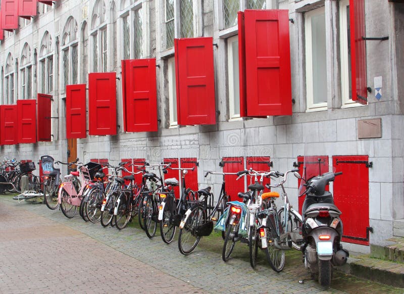 Fietsen dichtbij een oud gebouw met rode schuilplaatsen en gebrandschilderd glasvensters, Utrecht, Nederland