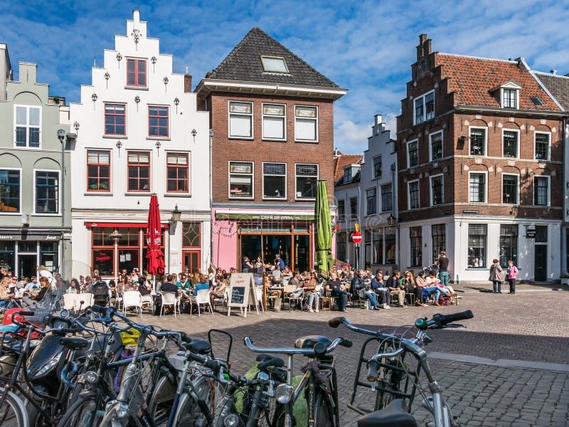 Fietsen en koffieterrassen in Utrecht, Nederland