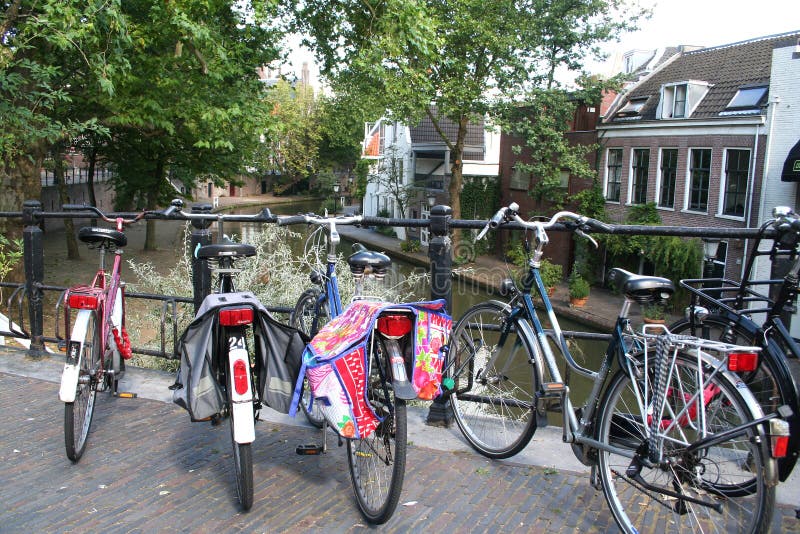 fietsen op een brigde over een kanaal worden geparkeerd dat stock foto fietsen op een brigde over een kanaal worden geparkeerd dat stock foto