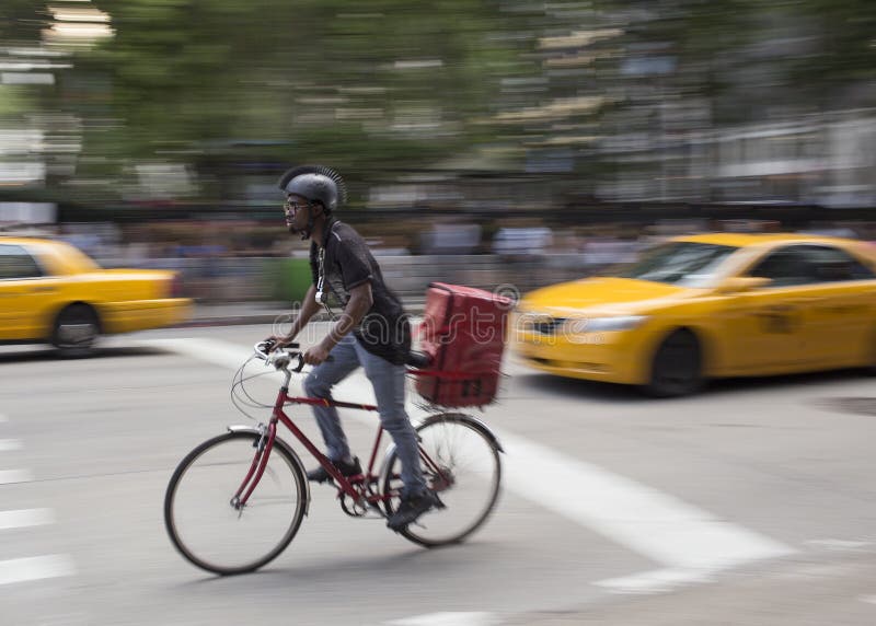 Fietser in de Straat van de Stad van New York stock foto Fietser in de Straat van de Stad van New York stock foto