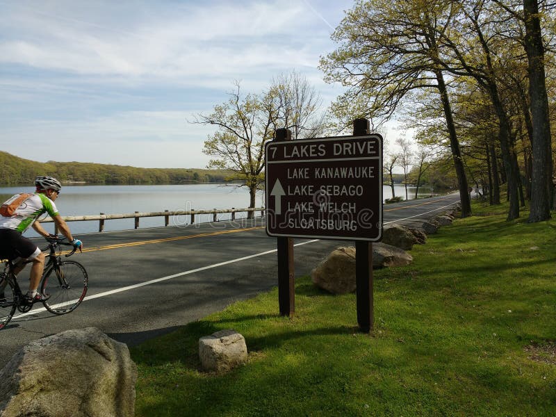 Fietser die van een Rit in Harriman-het Park van de Staat, New York, de V.S. genieten royalty-vrije stock afbeelding Fietser die van een Rit in Harriman-het Park van de Staat, New York, de V.S. genieten royalty-vrije stock afbeelding