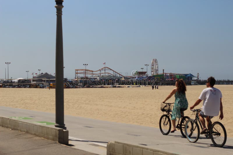 Fietsers en Santa Monica Pier royalty-vrije stock afbeelding Fietsers en Santa Monica Pier royalty-vrije stock afbeelding