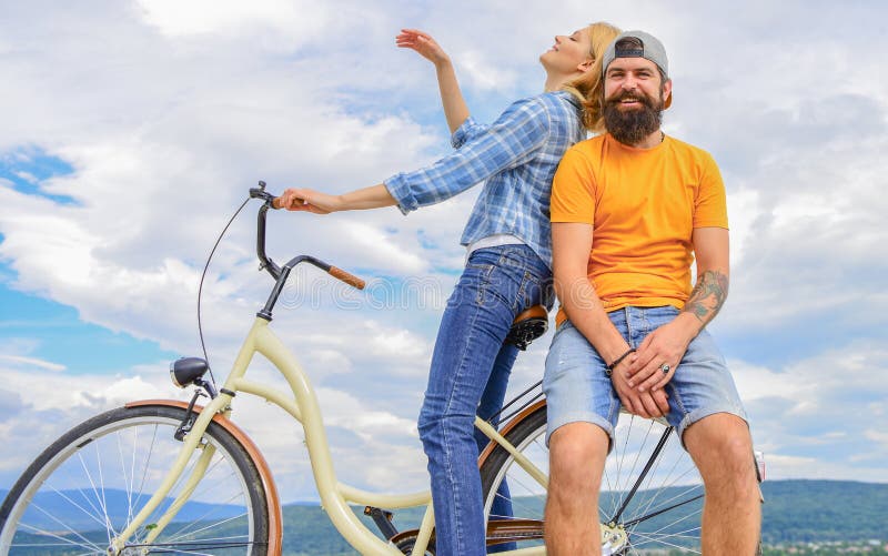 Fietshuur of fietshuur voor korte perioden Datumideeën Paar met de hemelachtergrond van de fiets romantische datum Mens royalty-vrije stock afbeeldingen Fietshuur of fietshuur voor korte perioden Datumideeën Paar met de hemelachtergrond van de fiets romantische datum Mens royalty-vrije stock afbeeldingen