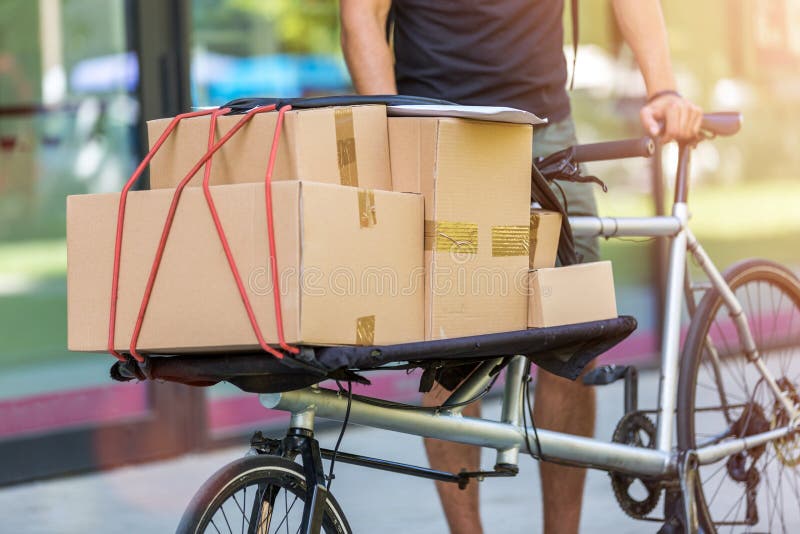 Fietskoerier die een levering maken royalty-vrije stock afbeeldingen Fietskoerier die een levering maken royalty-vrije stock afbeeldingen
