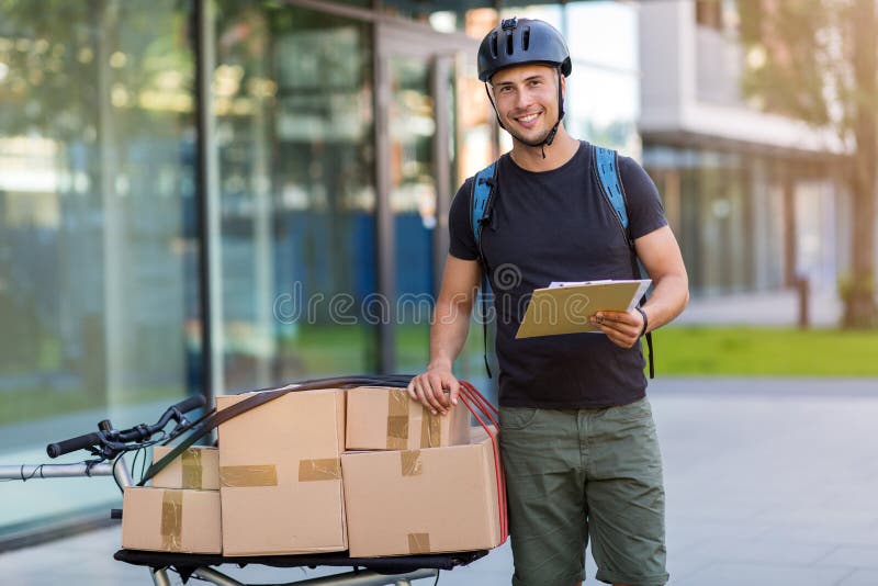 Fietskoerier die een levering maken royalty-vrije stock fotografie Fietskoerier die een levering maken royalty-vrije stock fotografie