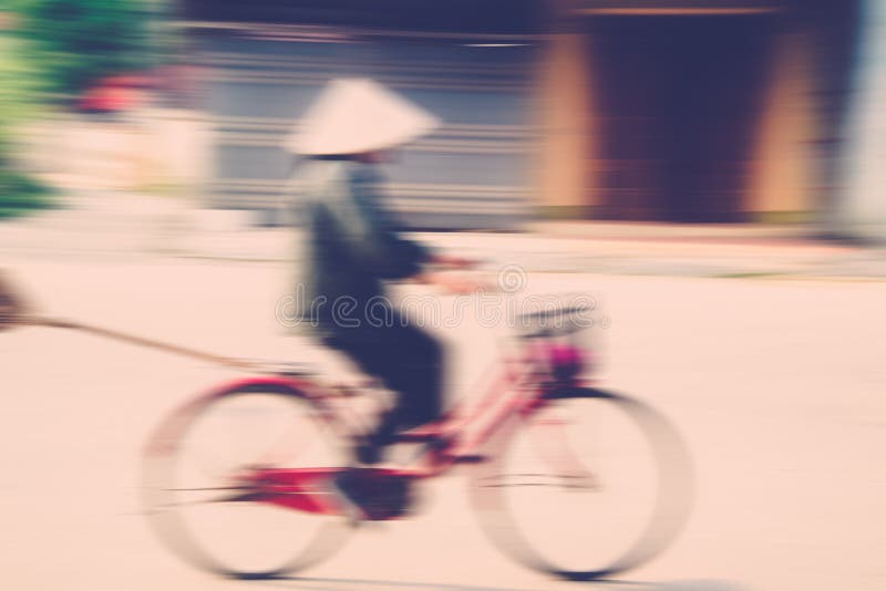 Fietsruiter in Vietnam (Motieonduidelijk beeld) stock foto Fietsruiter in Vietnam (Motieonduidelijk beeld) stock foto