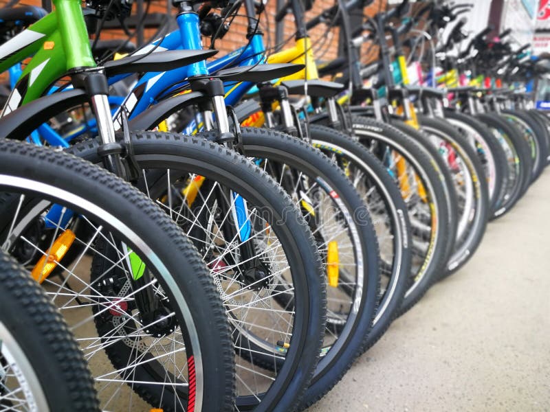 Fietswinkel, rijen van nieuwe fietsen royalty-vrije stock foto's Fietswinkel, rijen van nieuwe fietsen royalty-vrije stock foto's