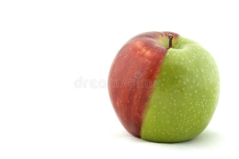 Una mela da metà verde e metà rossa.