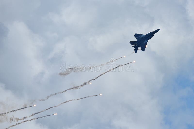 Figherstråle för RSAF som F-15SG utför konstflygning på Singapore Airshow fotografering för bildbyråer Figherstråle för RSAF som F-15SG utför konstflygning på Singapore Airshow fotografering för bildbyråer