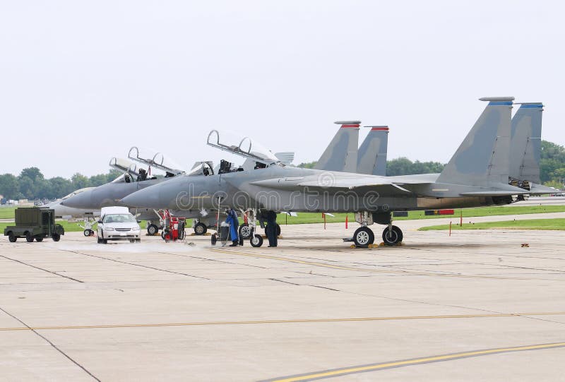 Stíhačka je servis na flightline.