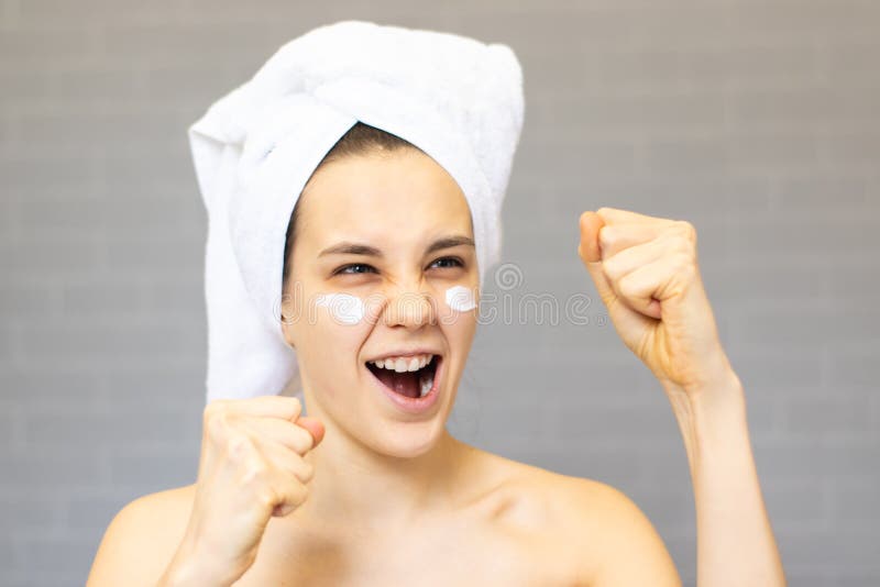 https://thumbs.dreamstime.com/b/fighting-young-woman-wrapped-bath-towels-cream-face-shower-138635126.jpg