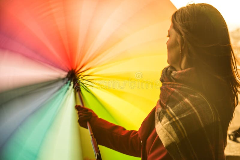 Figlarnie dziewczyna z tęczy unbrella zdjęcia stock Figlarnie dziewczyna z tęczy unbrella zdjęcia stock