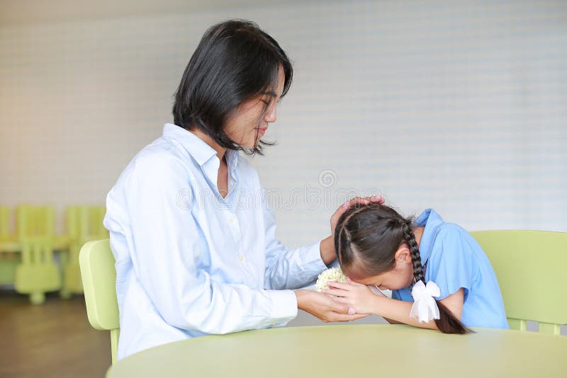 Figlia asiatica rispetta e dà la tradizionale garland thailandese alla madre La giornata della mamma in Thailandia fotografia stock Figlia asiatica rispetta e dà la tradizionale garland thailandese alla madre La giornata della mamma in Thailandia fotografia stock