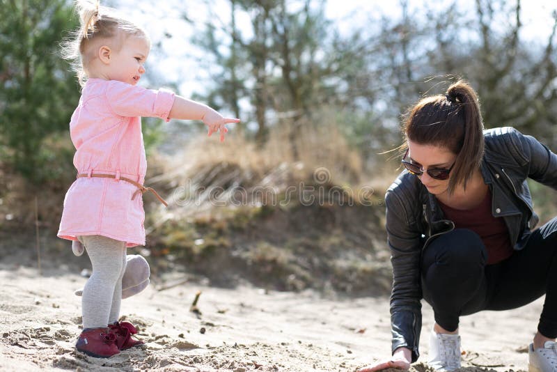 Figlia che indica e che si diverte con la madre fotografia stock Figlia che indica e che si diverte con la madre fotografia stock