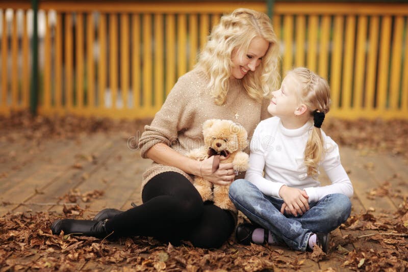 figlia il suo gioco della madre fotografie stock libere da diritti figlia il suo gioco della madre fotografie stock libere da diritti