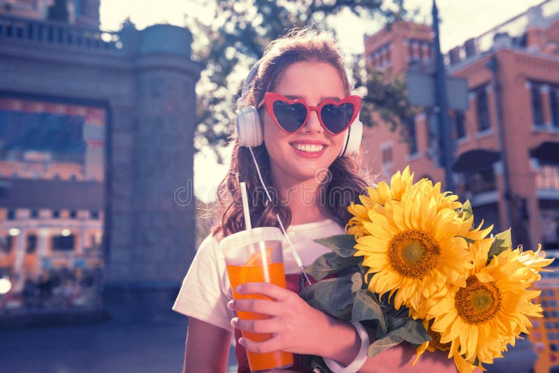 Figlia mora preoccupantesi che si dirige ai suoi genitori con i bei girasoli immagini stock Figlia mora preoccupantesi che si dirige ai suoi genitori con i bei girasoli immagini stock