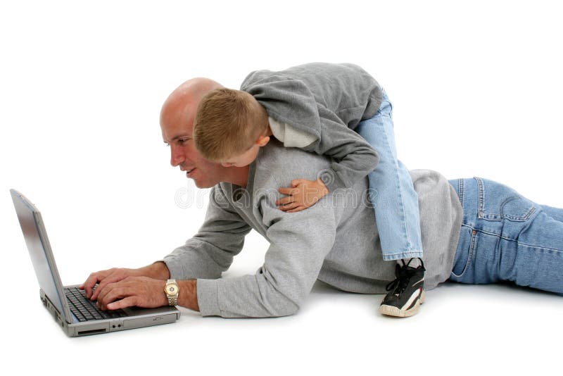 Figlio e computer portatile del padre immagine stock libera da diritti Figlio e computer portatile del padre immagine stock libera da diritti