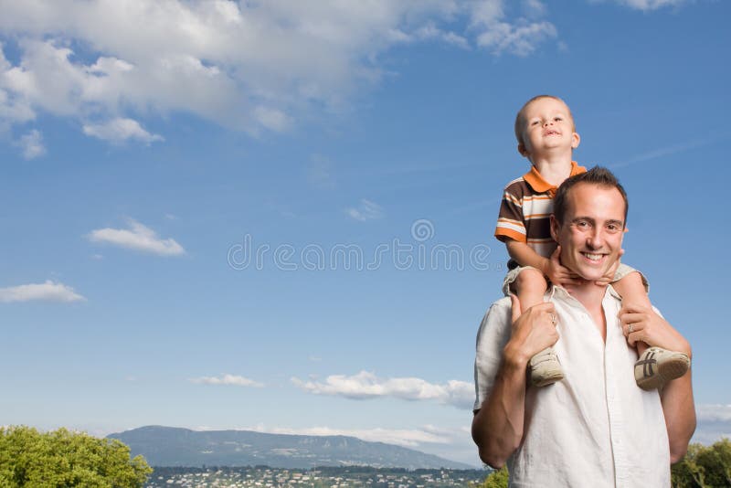 figlio piggy del padre posteriore fotografia stock libera da diritti figlio piggy del padre posteriore fotografia stock libera da diritti