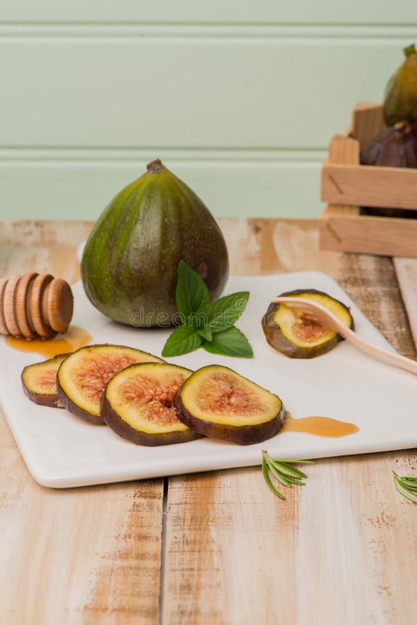 Download Figues et miel photo stock. Image du fond, vieux, casse - 76089814