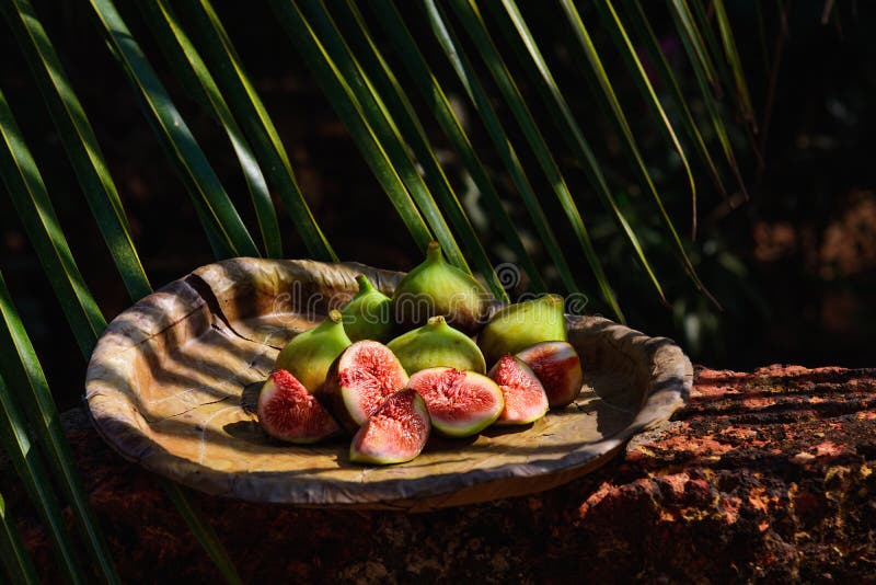 figues fraîches d'un plat naturel sous la paume image stock figues fraîches d'un plat naturel sous la paume image stock