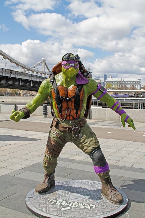 Retrato Da Figura Adolescente De Donatello Da Tartaruga Do Ninja Do Mutante  No Parque Muzeon Em Moscou Imagem de Stock Editorial - Imagem de cultura,  infância: 113545374