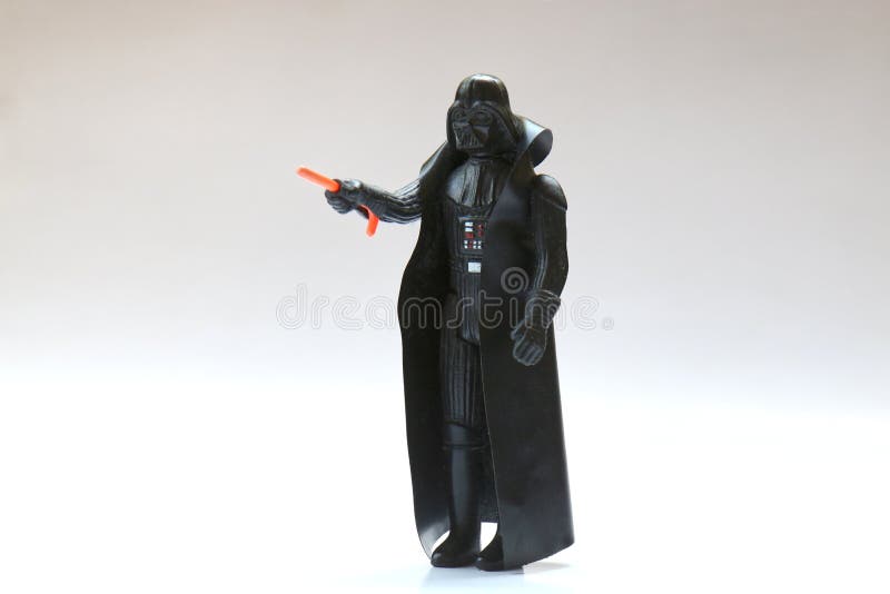 Figura De Acción De Darth Vader De La Guerra De Las Estrellas Vintadas De Kenner Con Un Sable De Luz En Blanco. Probablemente De Foto editorial - Imagen de darth, estrellas: 157260736
