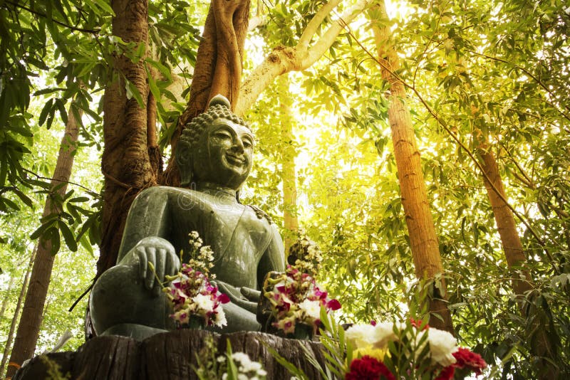 Figura de Buddha que se sienta imagenes de archivo Figura de Buddha que se sienta imagenes de archivo