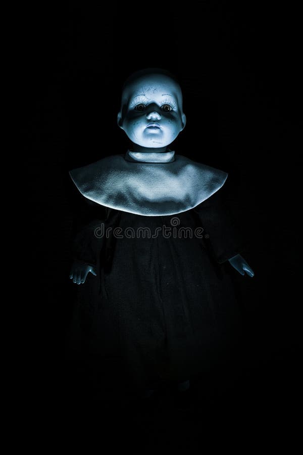 Figura de la muñeca del niño que frecuenta fotos de archivo libres de regalías Figura de la muñeca del niño que frecuenta fotos de archivo libres de regalías