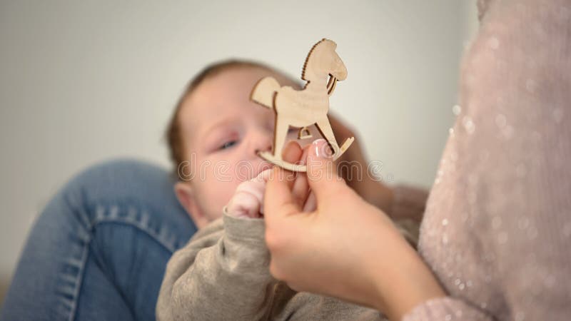 Figura de madera al beb? infantil, desarrollo infantil temprano del caballo de la demostraci?n femenina fotos de archivo libres de regalías Figura de madera al beb? infantil, desarrollo infantil temprano del caballo de la demostraci?n femenina fotos de archivo libres de regalías