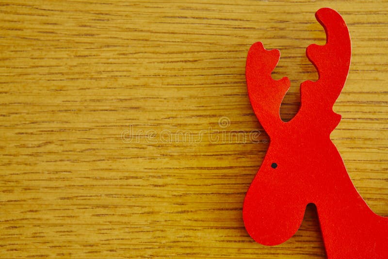 Figura de madera roja del reno hecho a mano de la Navidad Decoración de Copyspace imagenes de archivo Figura de madera roja del reno hecho a mano de la Navidad Decoración de Copyspace imagenes de archivo