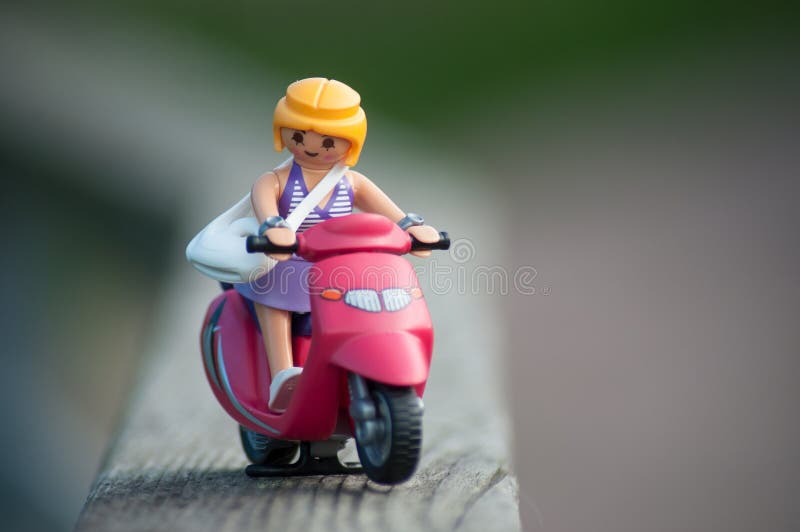 Figura De Playmobil Scooter Rojo En El Exterior Fotografía editorial colorido, feliz: 161608672