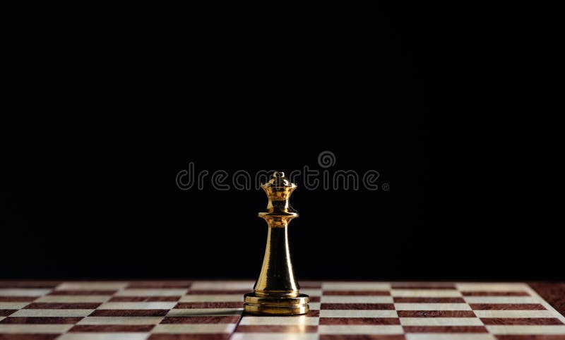 Peça de xadrez de rainha dourada no centro de pequenas peças de