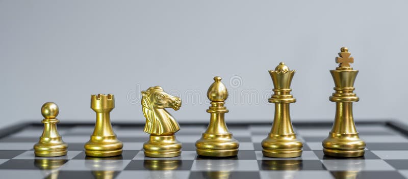 A figura do rei do xadrez de ouro se destaca da multidão de energia ou  oponente durante a competição de xadrez.