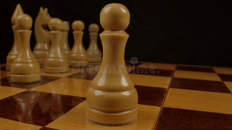 Primeiro Movimento Em Um Jogo De Xadrez Imagem de Stock - Imagem de  entretenimento, movimento: 35244493