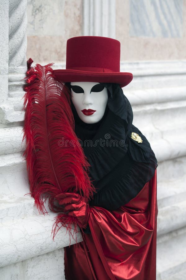 Figura del carnaval de Venecia en un traje y una máscara rojos y negros Venecia Italia imagen de archivo libre de regalías Figura del carnaval de Venecia en un traje y una máscara rojos y negros Venecia Italia imagen de archivo libre de regalías