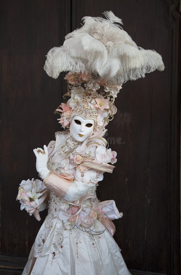 Figura del carnaval de Venecia que lleva el melocotón colorido y la máscara blanca Venecia Italia del traje y veneciana imágenes de archivo libres de regalías Figura del carnaval de Venecia que lleva el melocotón colorido y la máscara blanca Venecia Italia del traje y veneciana imágenes de archivo libres de regalías