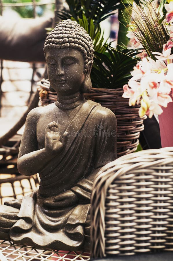 Figura di Buddha nel giardino fotografia stock libera da diritti Figura di Buddha nel giardino fotografia stock libera da diritti