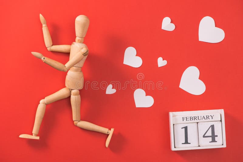 Figura di legno funzionamento dell'uomo da sfuggire a da amore fotografie stock libere da diritti Figura di legno funzionamento dell'uomo da sfuggire a da amore fotografie stock libere da diritti