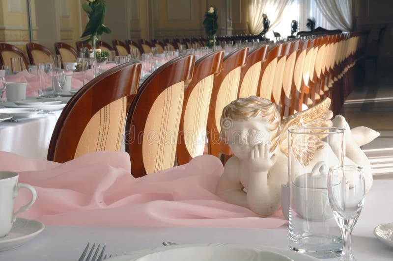 Figura do anjo & tabela cor-de-rosa fotografia de stock Figura do anjo & tabela cor-de-rosa fotografia de stock